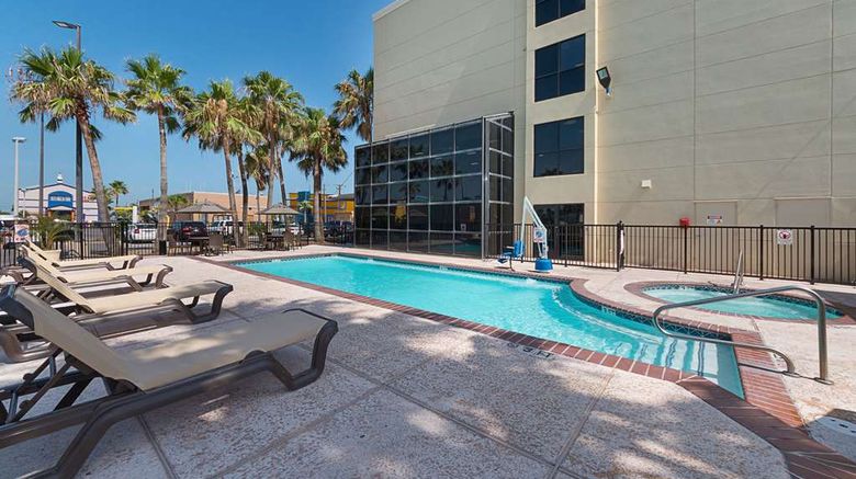 <b>Comfort Suites Pool</b>. Images powered by <a href="https://iceportal.shijigroup.com/" title="IcePortal" target="_blank">IcePortal</a>.