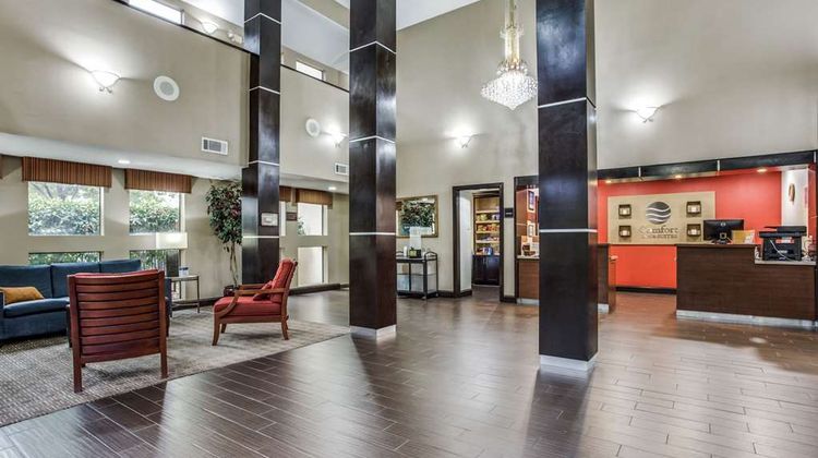 Comfort Inn & Suites Market Ctr Lobby