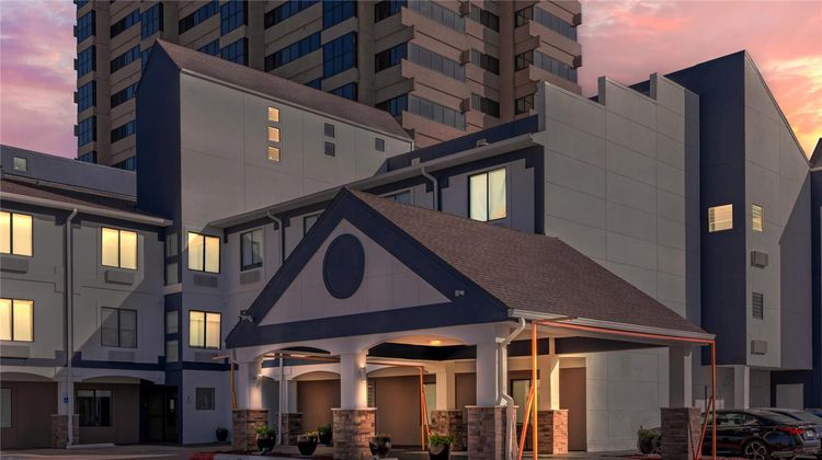 Comfort Inn & Suites Market Ctr Exterior