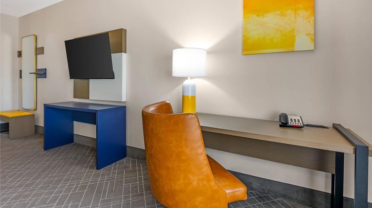 Comfort Inn & Suites Market Ctr Room
