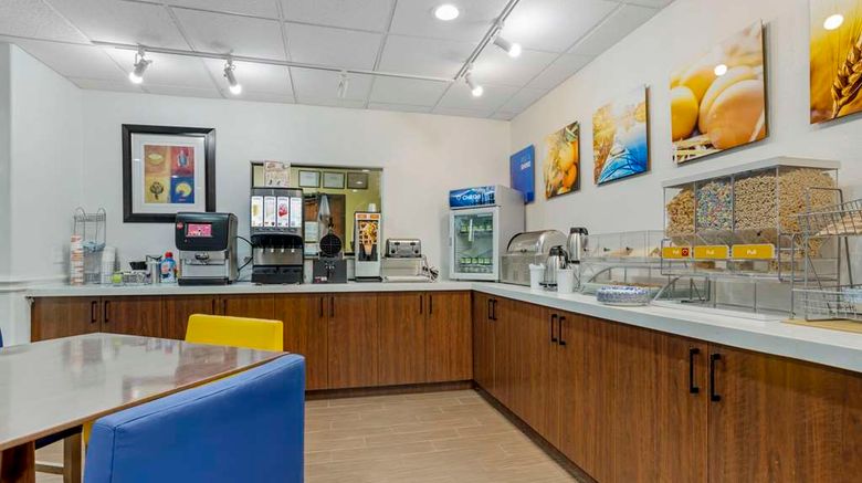 <b>Comfort Suites Willowbrook Restaurant</b>. Images powered by <a href="https://iceportal.shijigroup.com/" title="IcePortal" target="_blank">IcePortal</a>.
