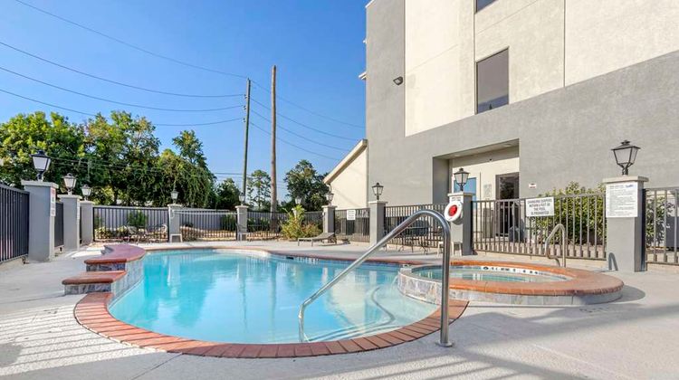 Comfort Suites Willowbrook Pool
