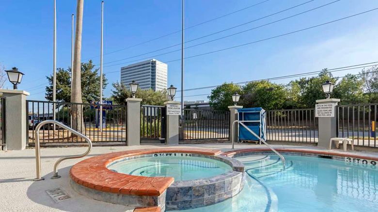 <b>Comfort Suites Willowbrook Pool</b>. Images powered by <a href="https://iceportal.shijigroup.com/" title="IcePortal" target="_blank">IcePortal</a>.