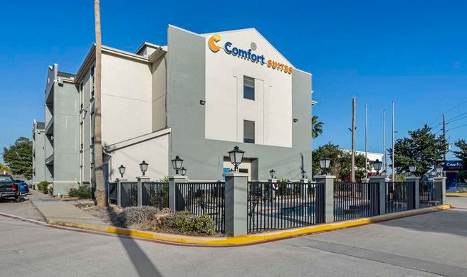 Comfort Suites Willowbrook Exterior