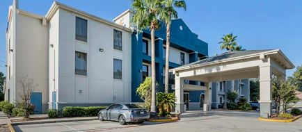 Comfort Suites Willowbrook Exterior