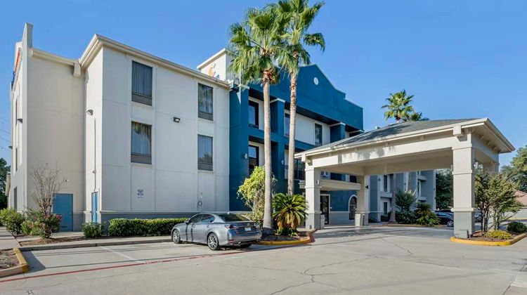 Comfort Suites Willowbrook Exterior