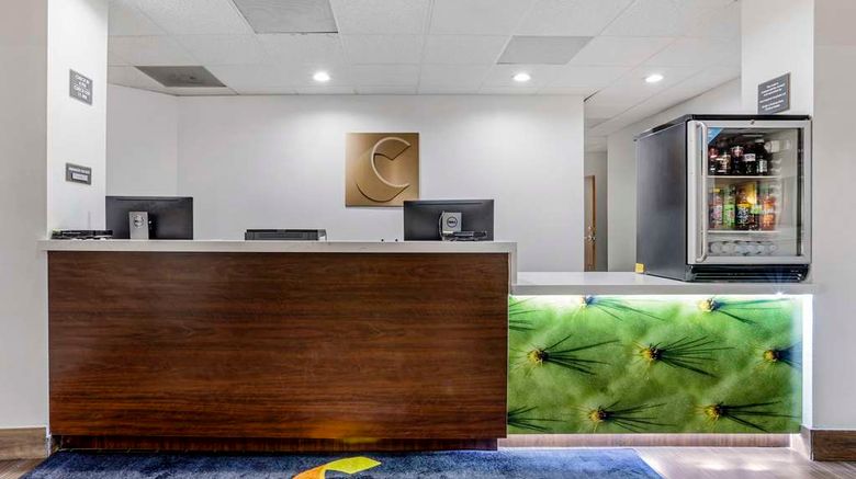 <b>Comfort Suites Willowbrook Lobby</b>. Images powered by <a href="https://iceportal.shijigroup.com/" title="IcePortal" target="_blank">IcePortal</a>.
