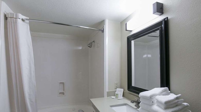 <b>Comfort Suites North Suite</b>. Images powered by <a href="https://iceportal.shijigroup.com/" title="IcePortal" target="_blank">IcePortal</a>.