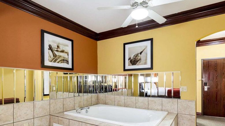 <b>Comfort Suites Suite</b>. Images powered by <a href="https://iceportal.shijigroup.com/" title="IcePortal" target="_blank">IcePortal</a>.