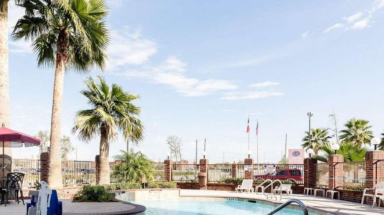 <b>Comfort Suites Pool</b>. Images powered by <a href="https://iceportal.shijigroup.com/" title="IcePortal" target="_blank">IcePortal</a>.
