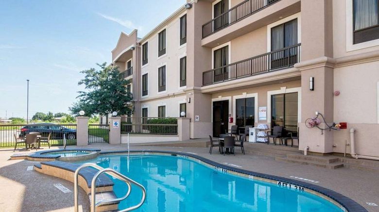 <b>Comfort Suites Pool</b>. Images powered by <a href="https://iceportal.shijigroup.com/" title="IcePortal" target="_blank">IcePortal</a>.