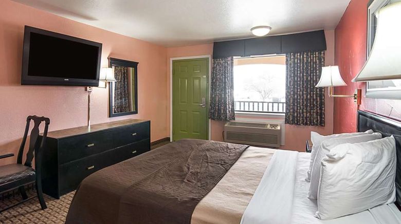 <b>Econo Lodge Room</b>. Images powered by <a href="https://iceportal.shijigroup.com/" title="IcePortal" target="_blank">IcePortal</a>.