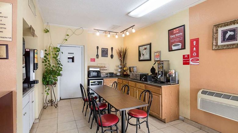 <b>Econo Lodge Restaurant</b>. Images powered by <a href="https://iceportal.shijigroup.com/" title="IcePortal" target="_blank">IcePortal</a>.