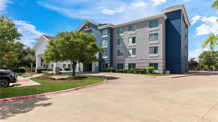 Comfort Suites Austin Airport Exterior