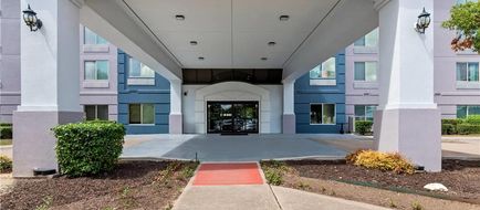 Comfort Suites Austin Airport Exterior