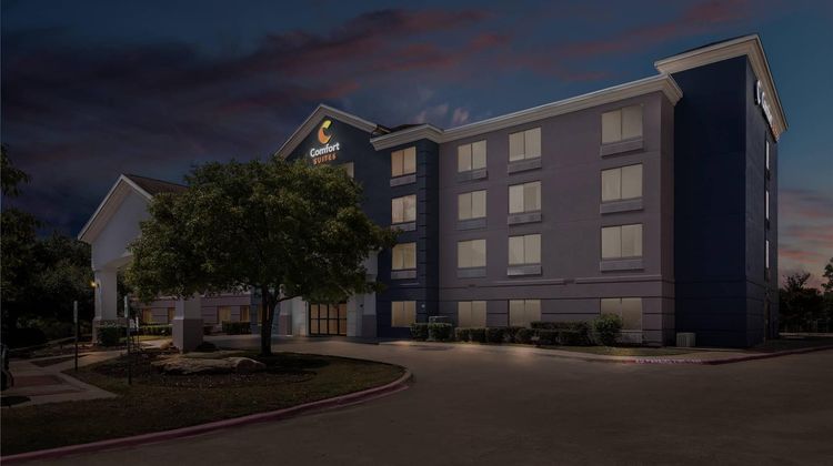 Comfort Suites Austin Airport Exterior