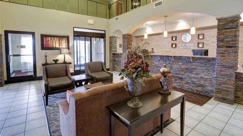 <b>Comfort Inn & Suites Lobby</b>. Images powered by <a href="https://iceportal.shijigroup.com/" title="IcePortal" target="_blank">IcePortal</a>.