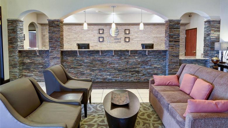 <b>Comfort Inn & Suites Lobby</b>. Images powered by <a href="https://iceportal.shijigroup.com/" title="IcePortal" target="_blank">IcePortal</a>.