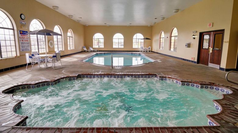 <b>Comfort Inn & Suites Pool</b>. Images powered by <a href="https://iceportal.shijigroup.com/" title="IcePortal" target="_blank">IcePortal</a>.