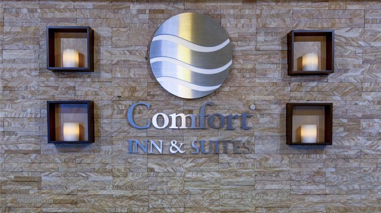 <b>Comfort Inn & Suites Lobby</b>. Images powered by <a href="https://iceportal.shijigroup.com/" title="IcePortal" target="_blank">IcePortal</a>.