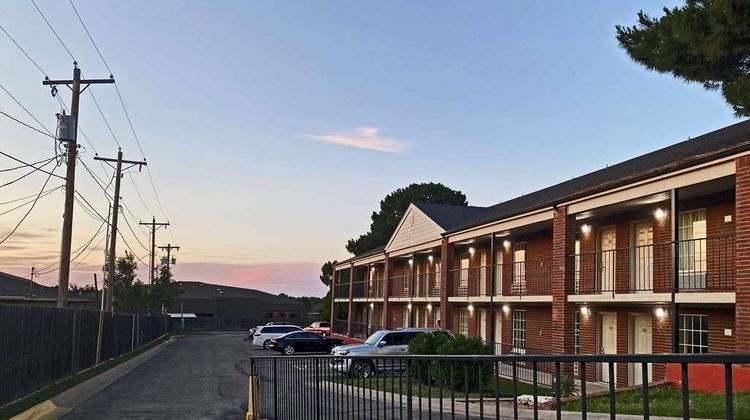 Rodeway Inn Exterior