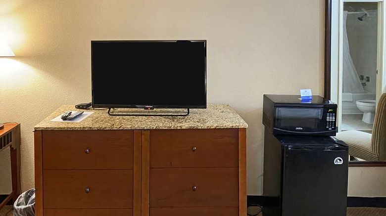 <b>Rodeway Inn Room</b>. Images powered by <a href="https://iceportal.shijigroup.com/" title="IcePortal" target="_blank">IcePortal</a>.