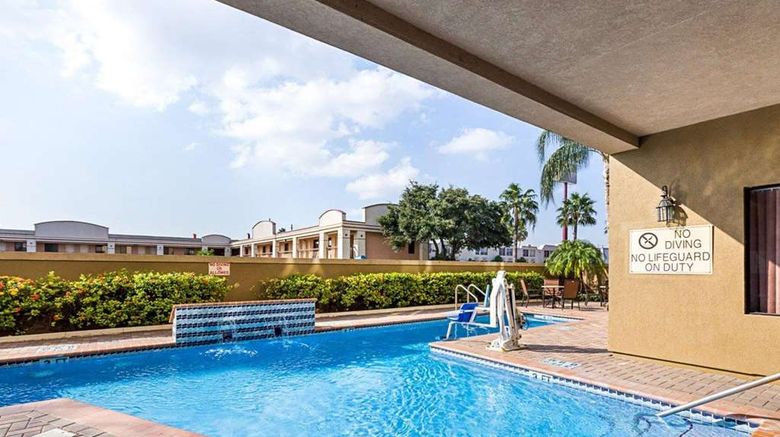 <b>Comfort Suites Pool</b>. Images powered by <a href="https://iceportal.shijigroup.com/" title="IcePortal" target="_blank">IcePortal</a>.