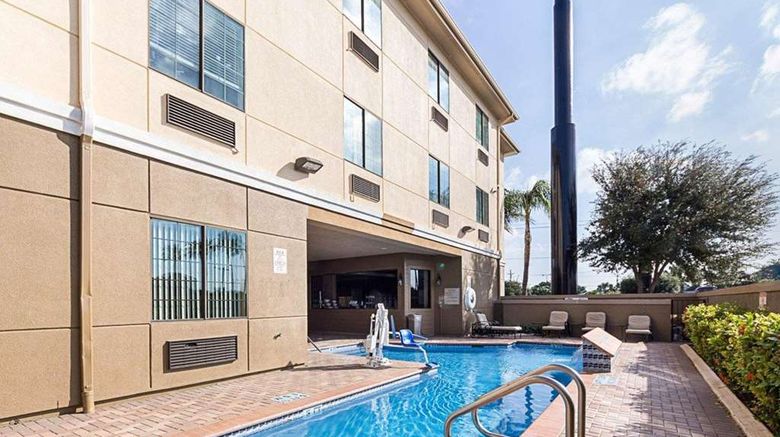 <b>Comfort Suites Pool</b>. Images powered by <a href="https://iceportal.shijigroup.com/" title="IcePortal" target="_blank">IcePortal</a>.