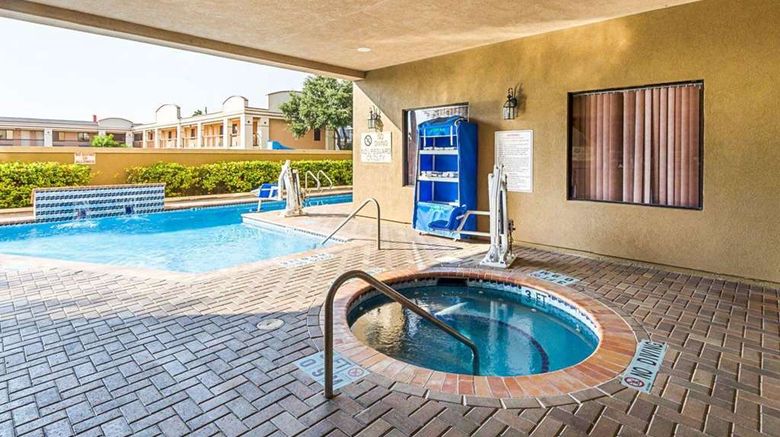 <b>Comfort Suites Pool</b>. Images powered by <a href="https://iceportal.shijigroup.com/" title="IcePortal" target="_blank">IcePortal</a>.