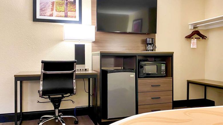 <b>Quality Inn and Suites Airport El Paso Room</b>. Images powered by <a href="https://iceportal.shijigroup.com/" title="IcePortal" target="_blank">IcePortal</a>.