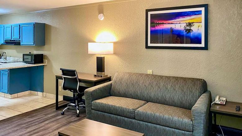 <b>Quality Inn and Suites Airport El Paso Suite</b>. Images powered by <a href="https://iceportal.shijigroup.com/" title="IcePortal" target="_blank">IcePortal</a>.