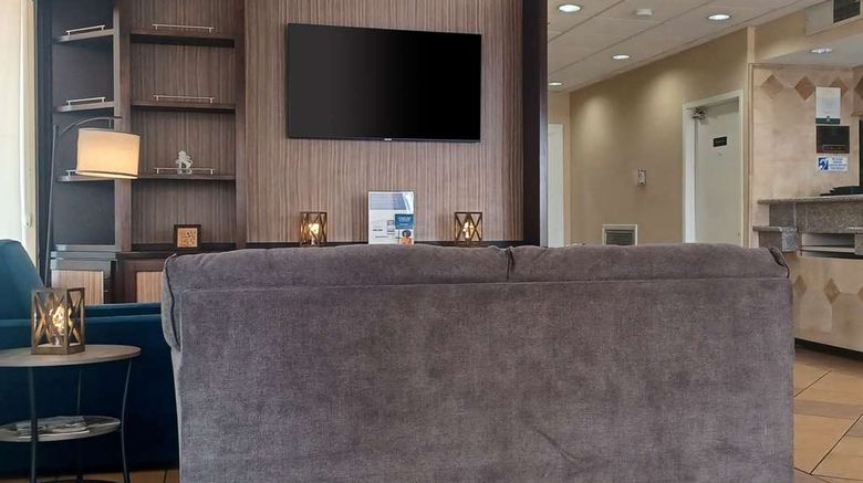<b>Quality Inn and Suites Airport El Paso Lobby</b>. Images powered by <a href="https://iceportal.shijigroup.com/" title="IcePortal" target="_blank">IcePortal</a>.