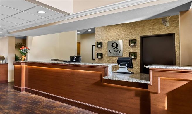 Quality Suites Las Colinas Center Lobby