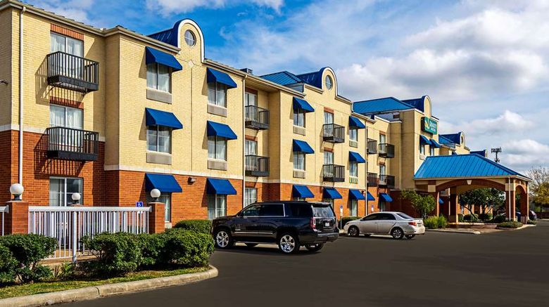 <b>Quality Suites San Antonio Exterior</b>. Images powered by <a href="https://iceportal.shijigroup.com/" title="IcePortal" target="_blank">IcePortal</a>.