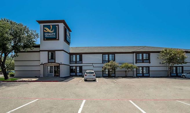 Quality Inn & Suites DFW Airport South Exterior
