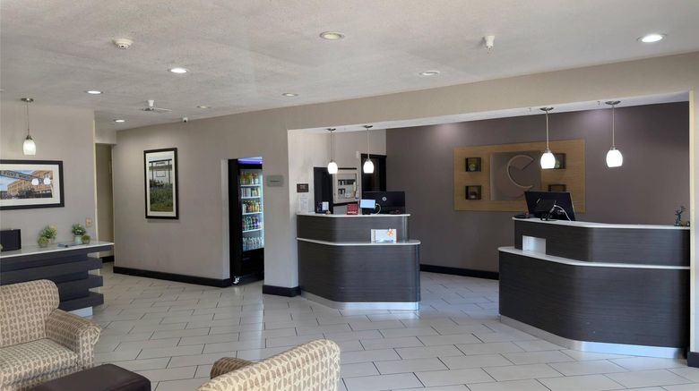 <b>Comfort Suites Lewisville - Dallas Lobby</b>. Images powered by <a href="https://iceportal.shijigroup.com/" title="IcePortal" target="_blank">IcePortal</a>.