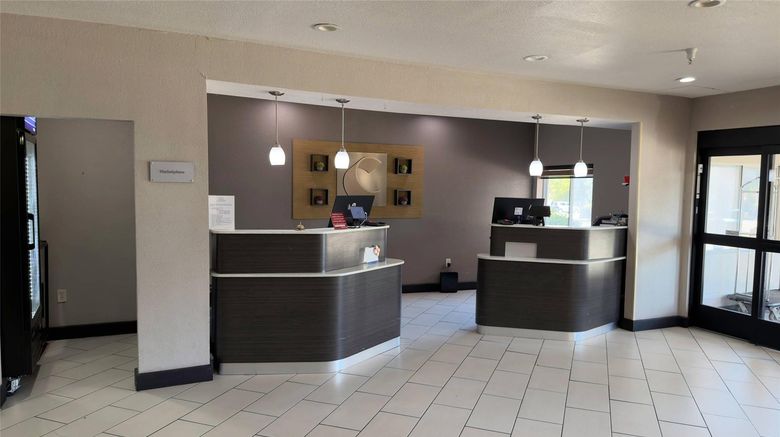 <b>Comfort Suites Lewisville - Dallas Lobby</b>. Images powered by <a href="https://iceportal.shijigroup.com/" title="IcePortal" target="_blank">IcePortal</a>.