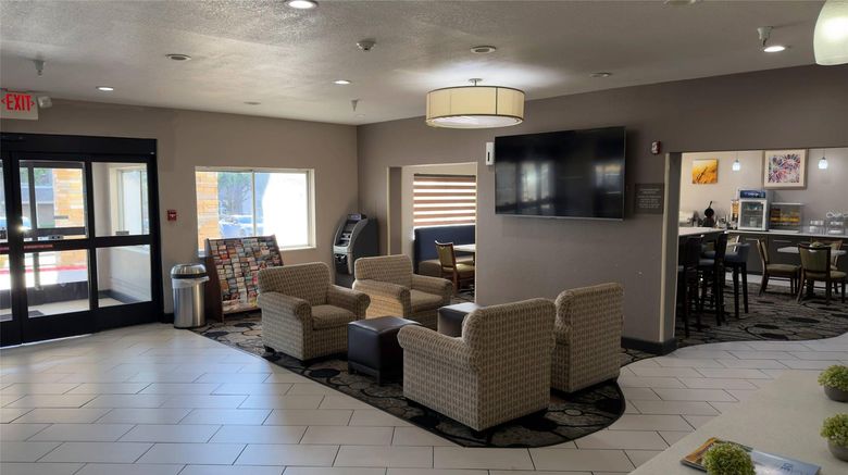 <b>Comfort Suites Lewisville - Dallas Lobby</b>. Images powered by <a href="https://iceportal.shijigroup.com/" title="IcePortal" target="_blank">IcePortal</a>.