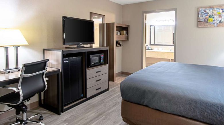 <b>Econo Lodge Room</b>. Images powered by <a href="https://iceportal.shijigroup.com/" title="IcePortal" target="_blank">IcePortal</a>.