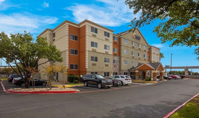 Comfort Inn and Suites Austin North Loop Exterior