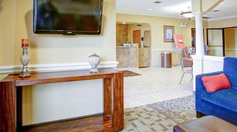 <b>Comfort Suites Brenham Lobby</b>. Images powered by <a href="https://iceportal.shijigroup.com/" title="IcePortal" target="_blank">IcePortal</a>.