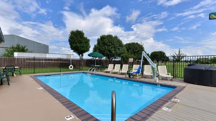 Quality Inn & Suites Pool