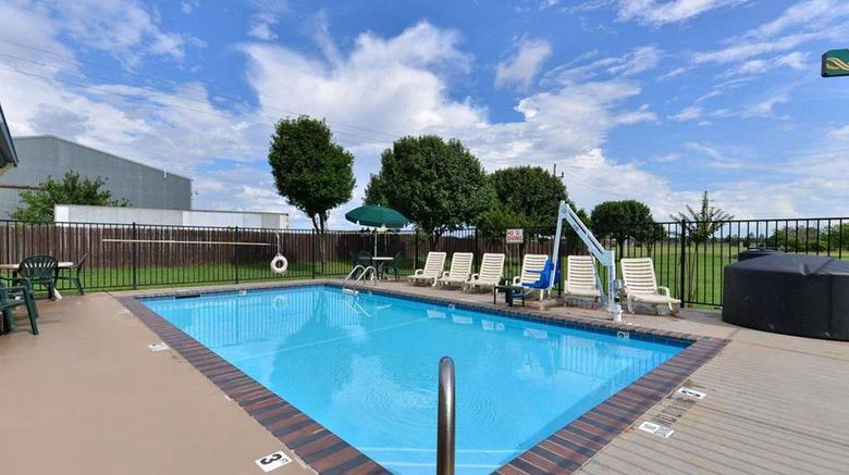 <b>Quality Inn & Suites Pool</b>. Images powered by <a href="https://iceportal.shijigroup.com/" title="IcePortal" target="_blank">IcePortal</a>.