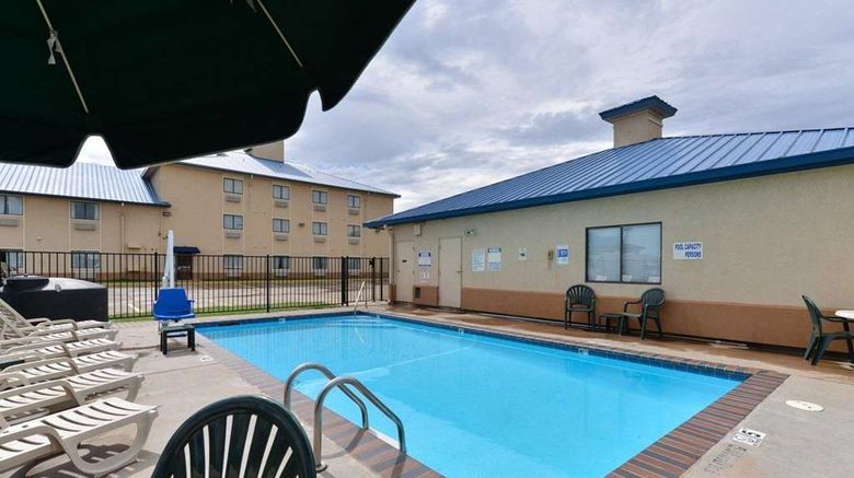 <b>Quality Inn & Suites Pool</b>. Images powered by <a href="https://iceportal.shijigroup.com/" title="IcePortal" target="_blank">IcePortal</a>.