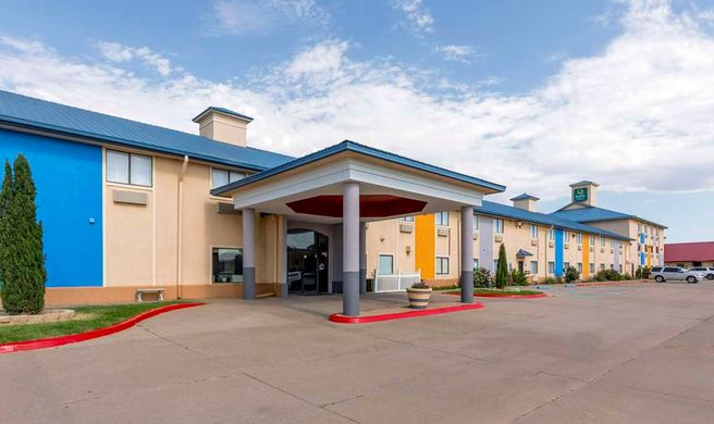 Quality Inn & Suites Exterior