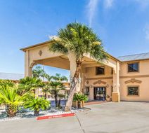 Econo Lodge & Suites Exterior