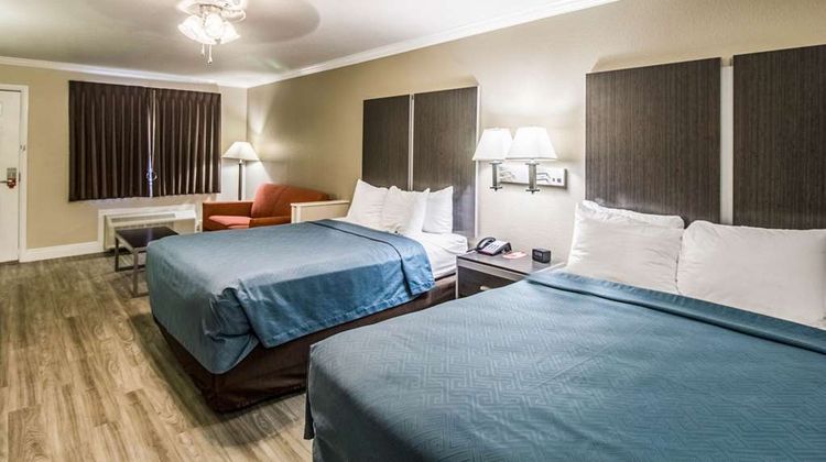 Econo Lodge & Suites Room
