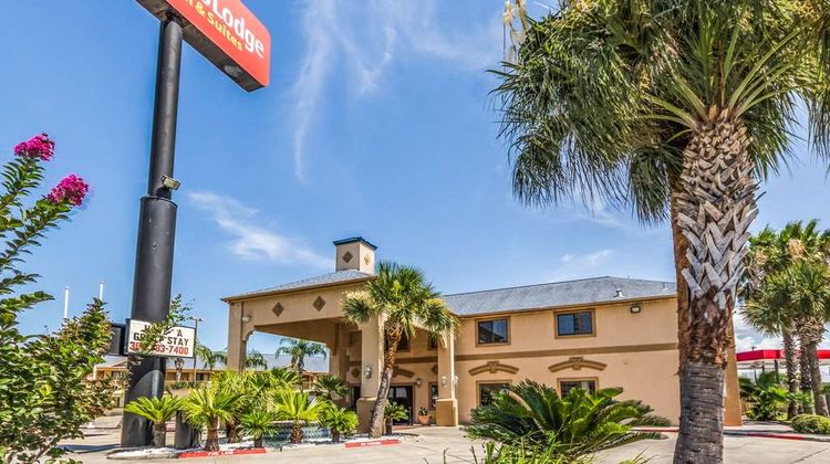 Econo Lodge & Suites Exterior