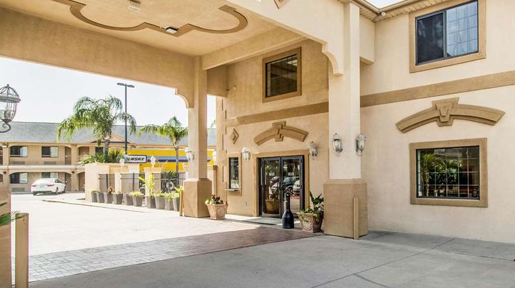 Econo Lodge & Suites Exterior