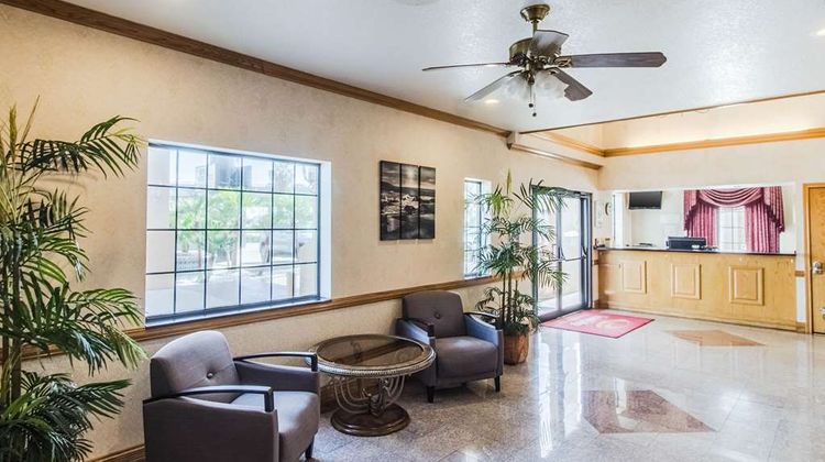 Econo Lodge & Suites Lobby